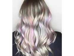 Tren Warna Rambut Mutiara yang Populer di Instagram