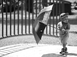 Payungku lebih besar dari badanku!