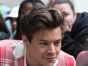 Pakai Setelan Motif Tartan, Baju Harry Styles Dibilang Mirip Taplak Meja