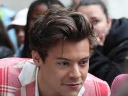 Pakai Setelan Motif Tartan, Baju Harry Styles Dibilang Mirip Taplak Meja