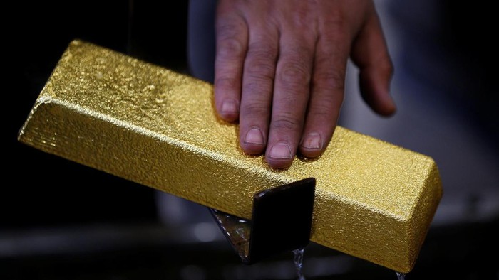 A woman checks products in a gold and jewellery store in the central Anatolian city of Corum, Turkey, May 11, 2017. Picture taken May 11, 2017. REUTERS/Umit Bektas