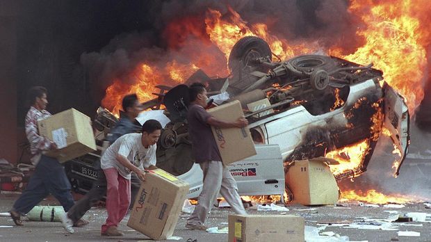 Selain unjuk rasa mahasiswa, Jakarta pada Mei 1998 juga diselimuti asap dan api penjarahan terhadap ribuan toko serta pusat perbelanjaan