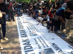 Gelar Aksi Solidaritas, Massa Pro-Ahok Tempel Fotokopi KTP