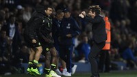 Sekali lagi, memastikan untuk mengunci titel juara Liga Inggris, Conte luapkan emoasinya dipinggir lapangan. REUTERS/Dylan Martinez.