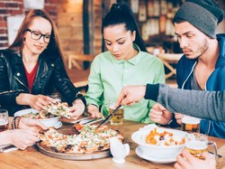 Agar Makan Tak Berlebihan Saat di Restoran, Lakukan 5 Trik Ini