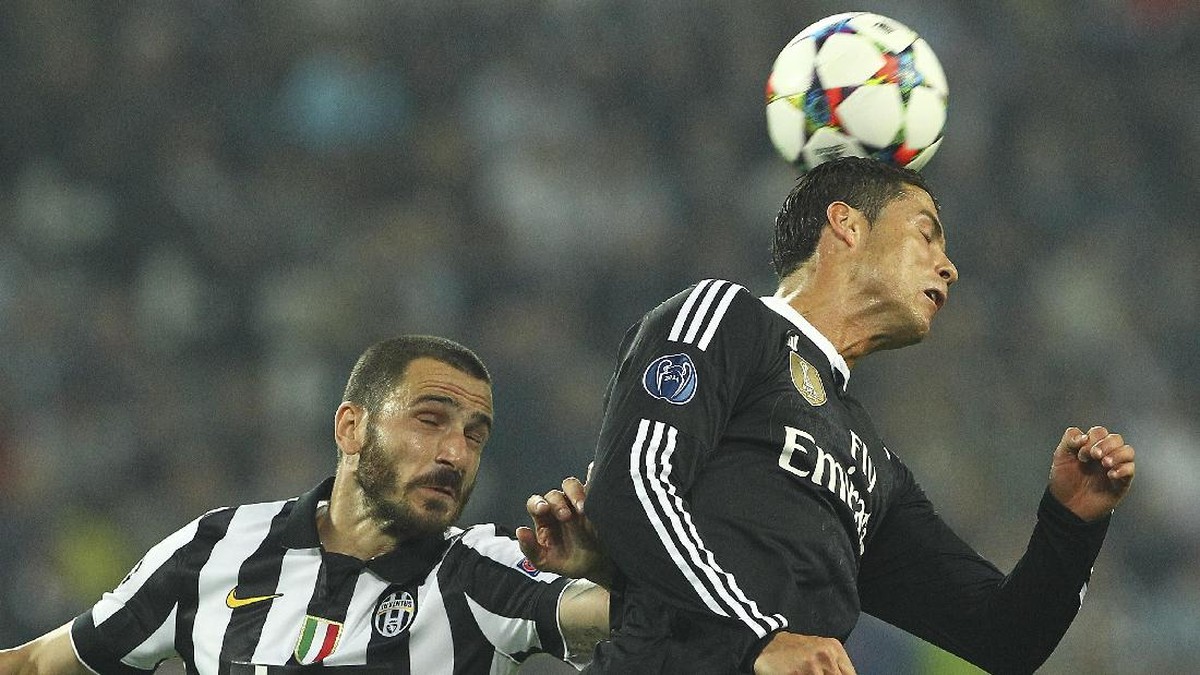 Bek Juventus Leonardo Bonucci berduel dengan penyerang Real Madrid Cristiano Ronaldo di semifinal Liga Champions 2014/2015. ( Foto: Marco Luzzani/Getty Images)