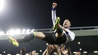 Mendapat perlakuan serupa adalah John Terry, yang musim depan dipastikan tak akan lagi berseragam Chelsea. REUTERS/Carl Recine.