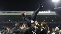 Sejumlah pemain Chelsea mengangkat sang pelatih Antonio Conte ke udara. REUTERS/Carl Recine.