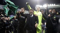 Dari sisi tribun itu teriakan Antonio, Antonio terdengar menggema selama beberapa waktu. Itulah ucapan terimakasih yang bisa dilakukan suporter Chelsea pada sang manajer, Antonio Conte. REUTERS/Carl Recine.