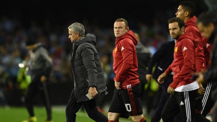 Jose Mourinho dan pemain MU di Liga Europa (Foto: David Ramos/Getty Images)