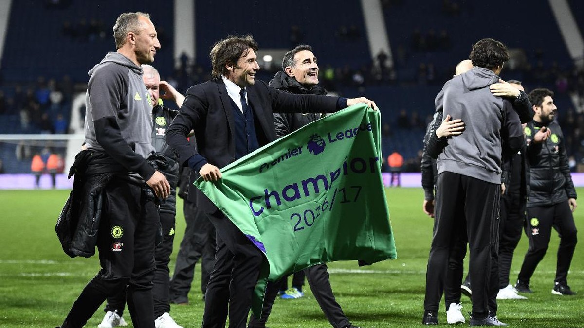 Manajer Chelsea Antonio Conte merayakan gelar juara (Foto: Reuters / Dylan Martinez)
