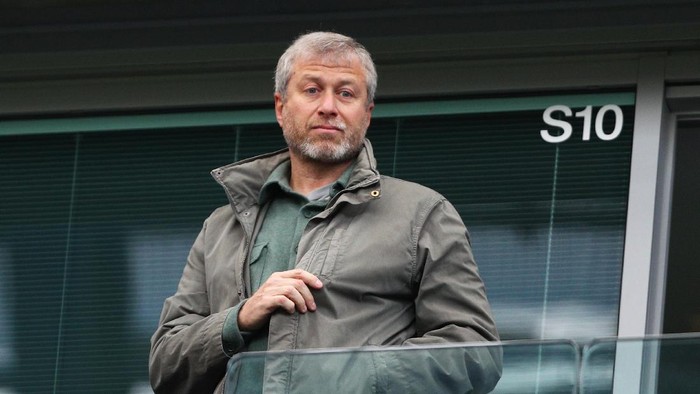LONDON, ENGLAND - APRIL 16: Chelsea owner Roman Abramovich looks on from the stands during the Barclays Premier League match between Chelsea and Manchester City at Stamford Bridge on April 16, 2016 in London, England.  (Photo by Paul Gilham/Getty Images)