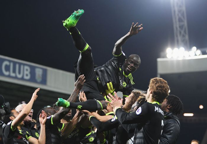 Kante WEST BROMWICH, ENGLAND - MAY 12: NGolo Kante of Chelsea is chucked in the air by team mates while celebrating winning the leauge title after the Premier League match between West Bromwich Albion and Chelsea at The Hawthorns on May 12, 2017 in West Bromwich, England. (Photo by Laurence Griffiths/Getty Images)