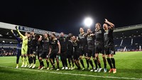 Ucapan terimakasih tidak cuma datang dari suporter ke Chelsea, tapi juga sebaliknya. Di depan pendukung setianya itu pemain-pemain Chelsea meneriakkan yel-yel kemenangan, menari-nari, dan melakukan apapun sebagai luapan ekspresi kegembiraan. Getty Images/Laurence Griffiths.