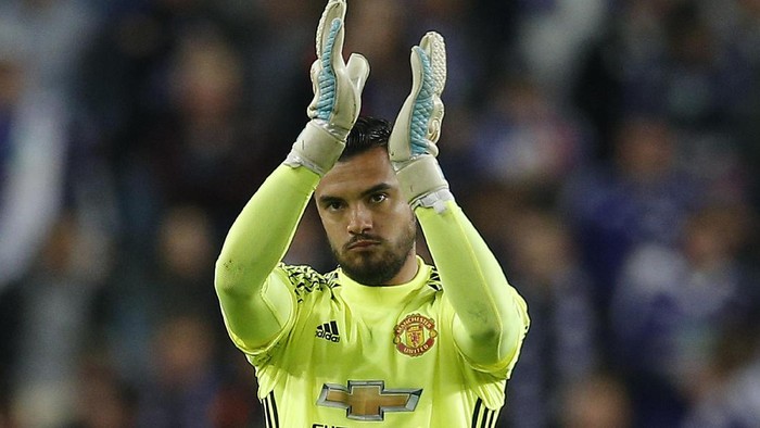 Football Soccer - RSC Anderlecht v Manchester United - UEFA Europa League Quarter Final First Leg - Constant Vanden Stock Stadium, Brussells, Belgium - 13/4/17 Manchester Uniteds Sergio Romero applauds fans after the match   Action Images via Reuters / Andrew Couldridge Livepic