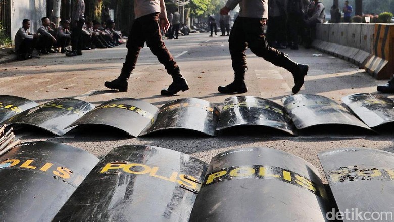 Mahasiswa Geruduk Dprd Bone Sulsel, Dingklik Di Lantai 2 Dibakar