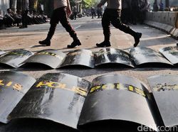 ICW: Polri Belanja Alat Pengamanan Demo UU Ciptaker Rp 408 M Sejak September