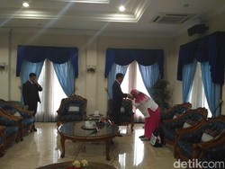 Tangisan Ibu Penjual Susu Kedelai Saat Bertemu Presiden Jokowi