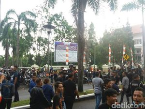 Ditolak Massa, Fahri Dibawa ke Kantor Gubernur Via Jalur Alternatif