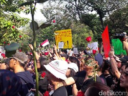 Massa Pro-Ahok Memulai Aksi dengan Acungkan Mawar di Balai Kota