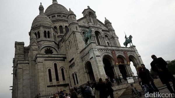 Berwisata di Montmantre Sacre Coeur
