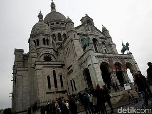 Berwisata di Montmantre Sacre Coeur