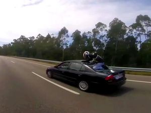 Moge Kecelakaan, si Pengendara Melompat ke Atas Mobil