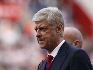 Henry Sebut Wenger Harus Menjawab Kontrak Baru dengan Gelar Premier League