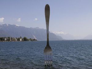 Garpu Terbesar Sedunia Tertancap di Danau Swiss