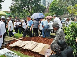 Isak Tangis Iringi Pemakaman Anthina yang Tewas di Semeru