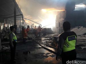 Pabrik Triplek di Karanganyar Terbakar Pabrik Triplek di Karanganyar Terbakar