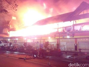 Pasar Legi Songgolangit Ponorogo Terbakar