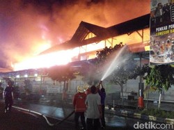 Ratusan Lapak dan Puluhan Kios Pasar Legi Songgolangit Ludes Terbakar