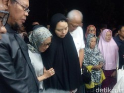 Haru, Istri Suryo Utomo yang Baru Melahirkan 1 Bulan Lalu Hadiri Pemakaman
