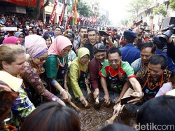 Risma Ajak Mempererat Kebersamaan Antar Warga di Festival Rujak Ulek