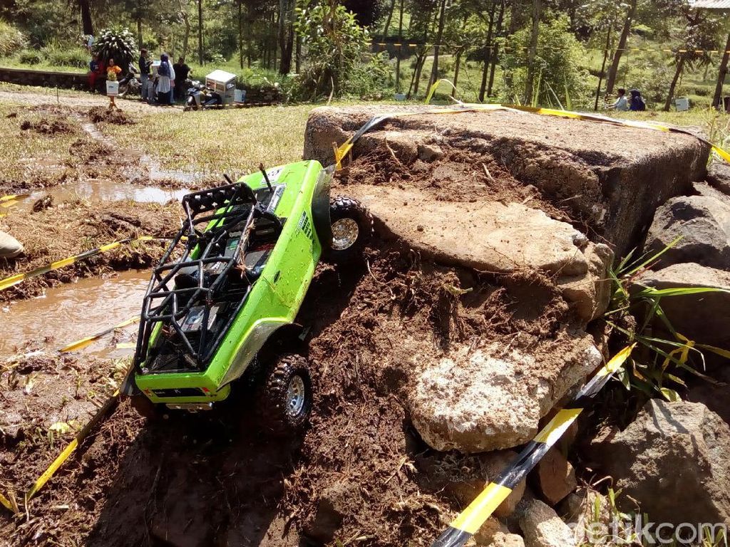 Puluhan Pecinta Mobil Mainan Beradu Ketangkasan di Garut Puluhan Pecinta Mobil Mainan Beradu Ketangkasan di Garut