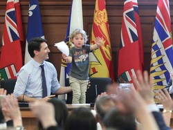 Foto PM Kanada Justin Trudeau Bawa Anak ke Kantor Bikin Ibu-ibu Meleleh