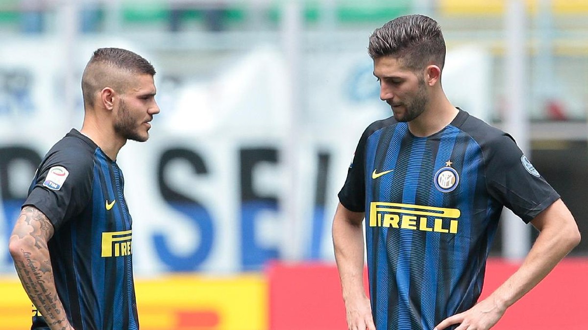 Mauro Icardi dan Roberto Gagliardini tampak kecewa (Foto: Getty Images/Emilio Andreoli)