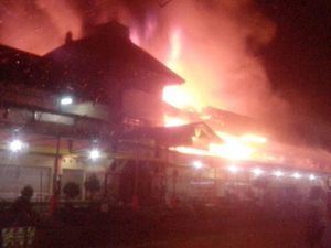 Pasar Legi Songgolangit Ponorogo Terbakar, 3 Unit Damkar Dikerahkan