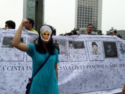 Warga Bagi-bagi Topeng Pahlawan di CFD Bundaran HI