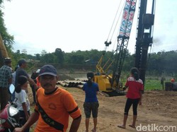 Proyek Pembangunan Jembatan di Kediri Sebabkan Rumah Warga Retak