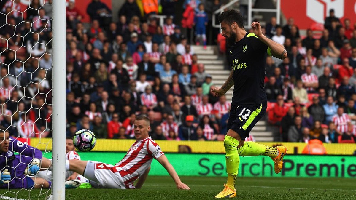 Olivier Giroud mencetak gol ke gawang Stoke City. (Foto: Getty Images Sport/Gareth Copley)
