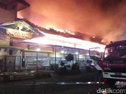 Angin Kencang Sulitkan Pemadaman Kebakaran Pasar Legi Songgolangit