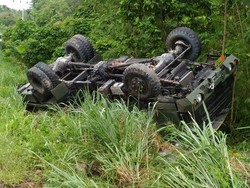 Truk TNI Terguling di Jayapura, 11 Prajurit Terluka