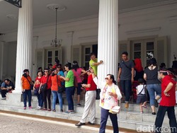 Wisata Balai Kota Kembali Menggeliat, Warga Asyik Berfoto