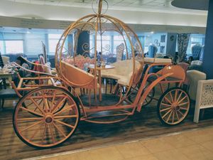 Asyiknya! Menikmati Secangkir Teh di Atas Kereta Cinderella