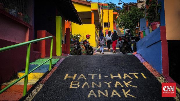 Jalan kecil yang menanjak serta bangunan kiri dan kanan berwarna warni di 