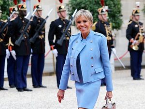 Istri Presiden Prancis Berbaju Biru Saat Inaugurasi, Tiru Melania Trump?