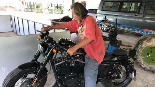 Pria Berpakaian Lusuh Beli Harley-Davidson Tunai