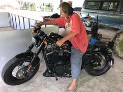 Diabaikan Sales, Pria Kumal Ini Beli Harley-Davidson Tunai
